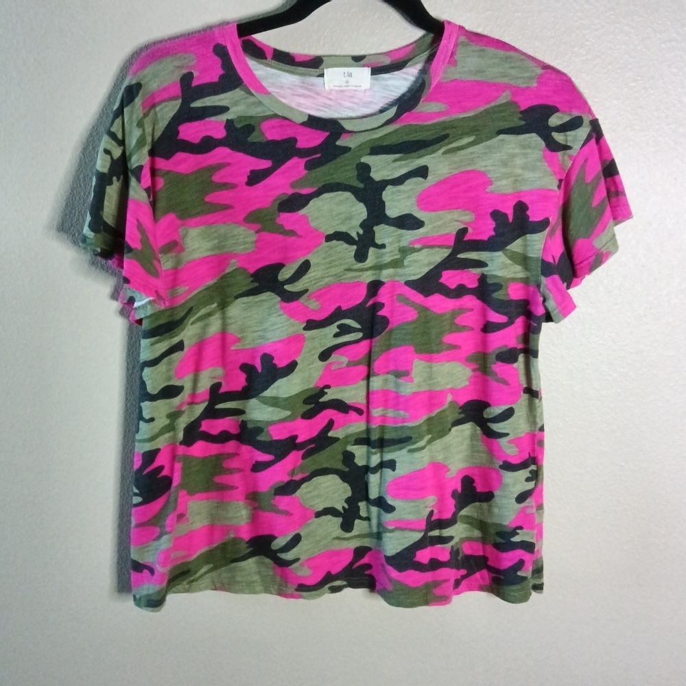 🦋 Anthropologie T.La Camo Print Martha Tee Top Small Green Pink